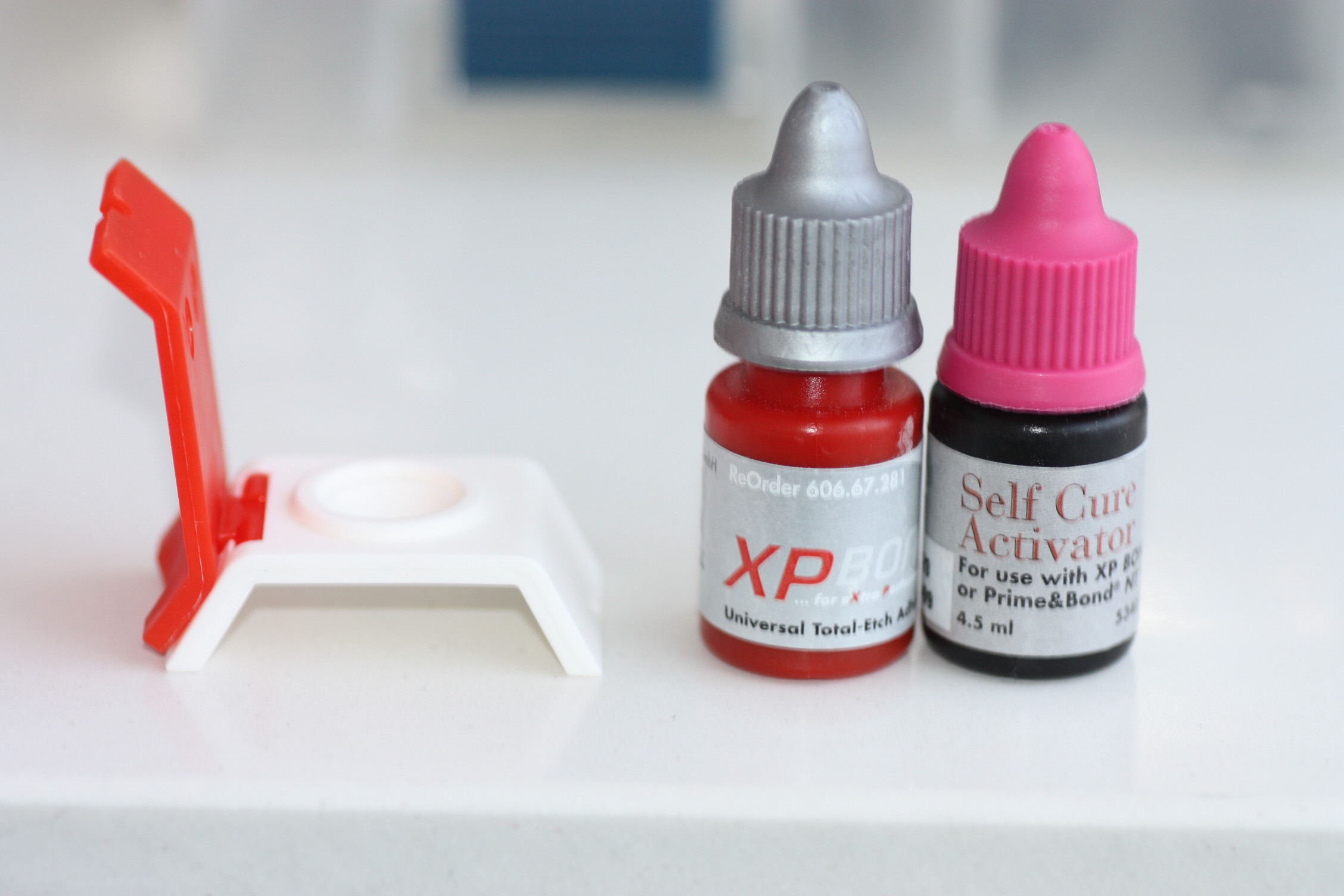 El siguiente paso es un procedimiento adhesivo, mediante un sistema dual (XP Bond, y Self Cure Activator, de la casa Dentsply)