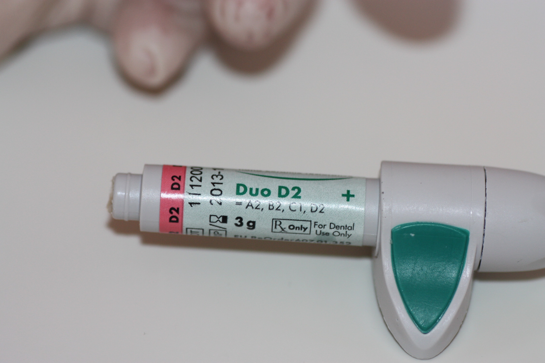 Para restaurar este caso optamos por un composite Ceram-X, de la casa Dentsply, que ofrece la posibilidad de realizar restauraciones estéticas de forma simple y efectiva, sin necesidad de una gran gama de colores, gracias a su extraordinario mimetismo que permite cubrir 16 tonos de color con sólo 7 tipos de composite.