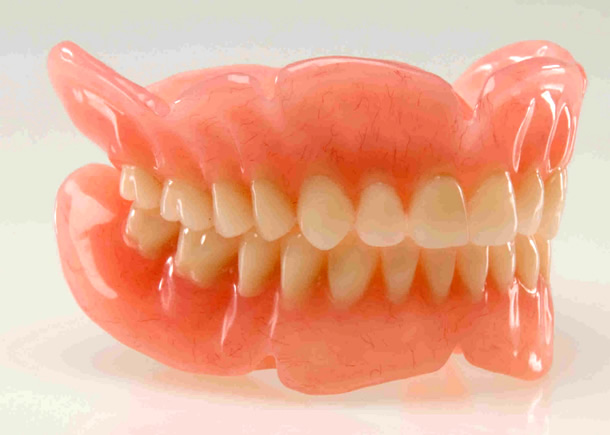 Las prótesis no sólo reponen dientes, también reponen parte del volumen de hueso perdido, 'rellenando' la cara y consiguiendo un perfil más natural y joven
