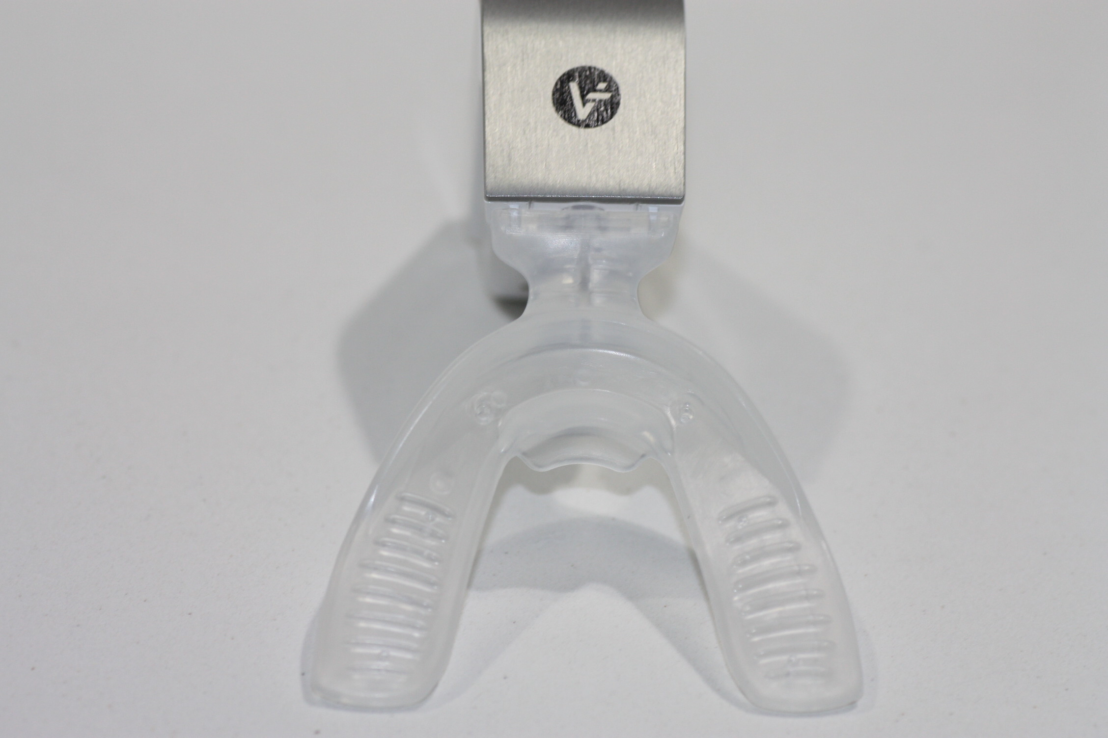 Su apariencia es similar a una férula dental, que se coloca 20 minutos al día